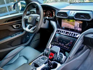 URUS S   AKRAPOVIC   PANO   B&O   MASSAGE