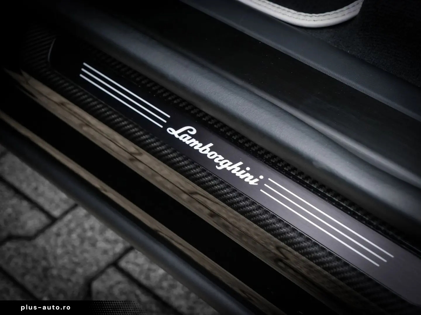 Urus S Nero Helene  Electrical Trailer Towing