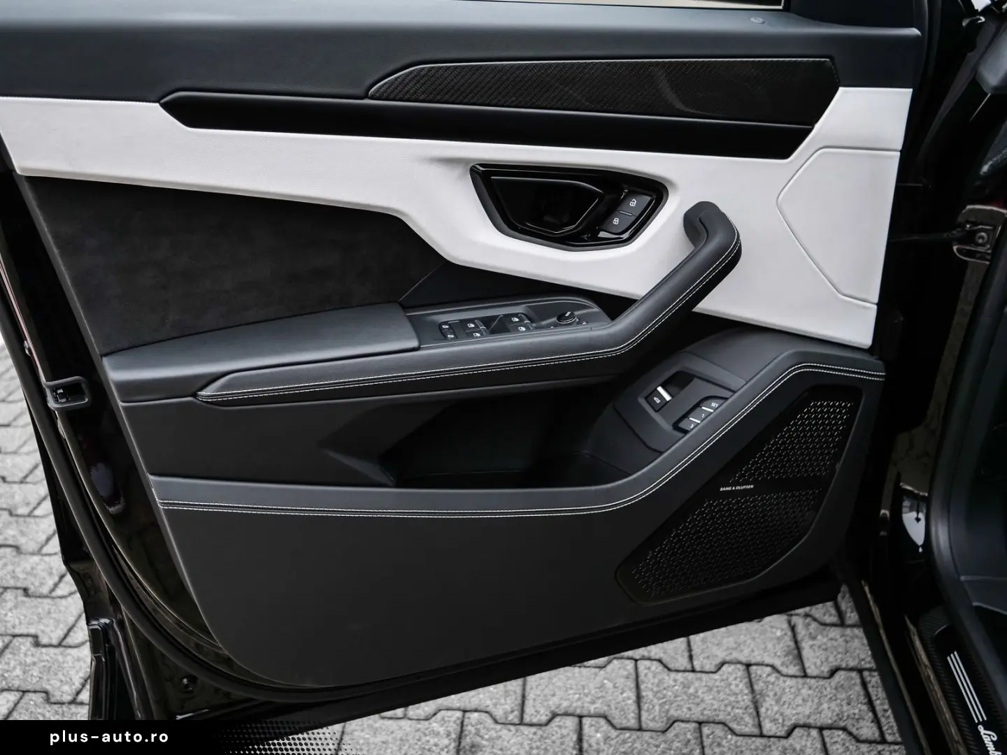 Urus S Nero Helene  Electrical Trailer Towing