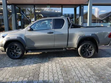 Hilux 2.8 D-4D X-TRA CAB INVINCIBLE