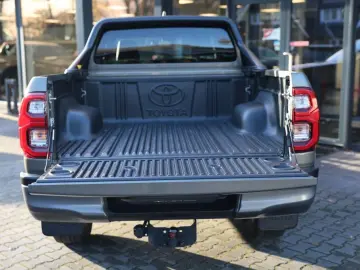 Hilux 2.8 D-4D X-TRA CAB INVINCIBLE