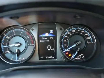 Hilux 2.8 D-4D X-TRA CAB INVINCIBLE