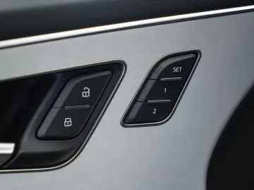 Q8 50 TDI q. S line  23  ACC LUFT Pano S-Sitze