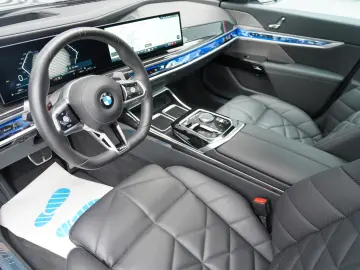 740d xDrive M Sport SKYLOUNGE ICONIC 360 HUD B&W