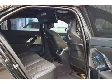 740d xDrive M Sport TV AHK STANDHZG B&W