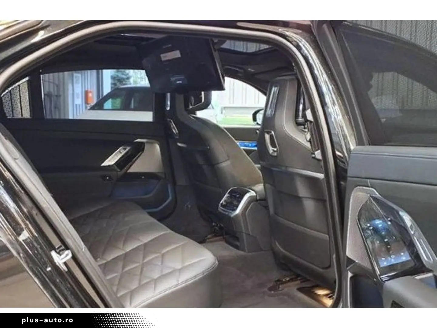 740d xDrive M Sport TV AHK STANDHZG B&W