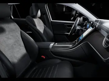 GLC 300 e 4M AMG AMBIENTE DISTRO MEMORY MBUX AHK