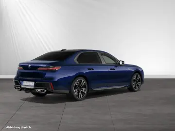 M760e xDrive TV-Fond-Entertainment Autobahnass.