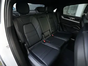 E-Hybrid Coupé ACC-LUFTF-PANO-AHK-MATRIX-BOSE-RS