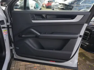 E-Hybrid Coupé ACC-LUFTF-PANO-AHK-MATRIX-BOSE-RS