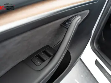 Model Y DUALMOTOR AWD AUTOPILOT HAGELSCHADEN