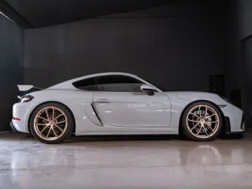 Cayman GT4