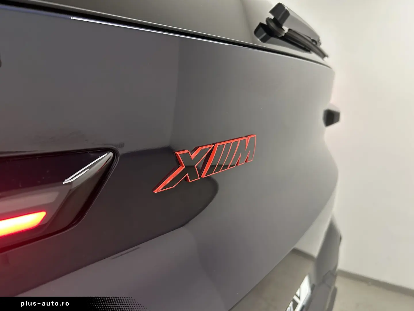 XM Label Red DA. Prof. PA. Plus B&W LED DAB AHK