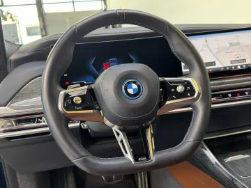 BMW i7 xDriveM70 Executive Lounge B&W