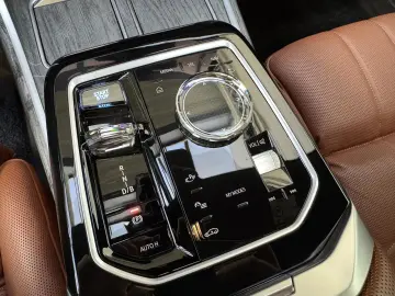 BMW i7 xDriveM70 Executive Lounge B&W