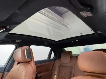 BMW i7 xDriveM70 Executive Lounge B&W