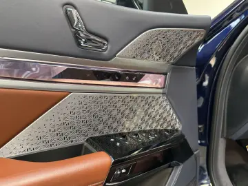 BMW i7 xDriveM70 Executive Lounge B&W