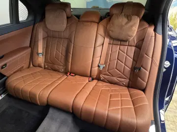 BMW i7 xDriveM70 Executive Lounge B&W