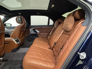 BMW i7 xDriveM70 Executive Lounge B&W