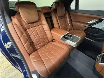 BMW i7 xDriveM70 Executive Lounge B&W