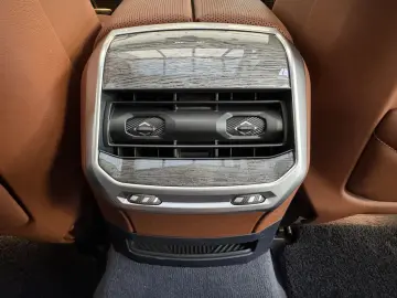 BMW i7 xDriveM70 Executive Lounge B&W