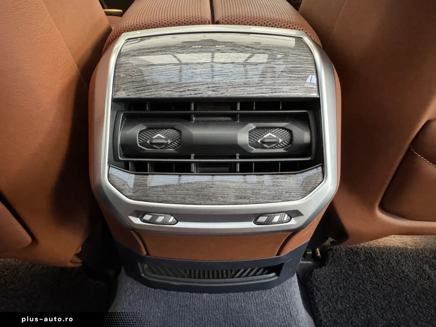 BMW i7 xDriveM70 Executive Lounge B&W