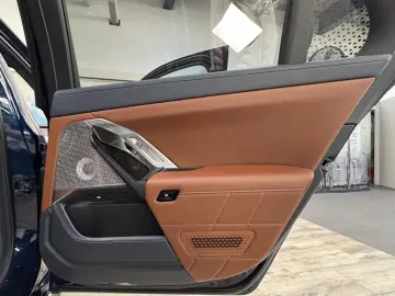 BMW i7 xDriveM70 Executive Lounge B&W