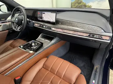 BMW i7 xDriveM70 Executive Lounge B&W