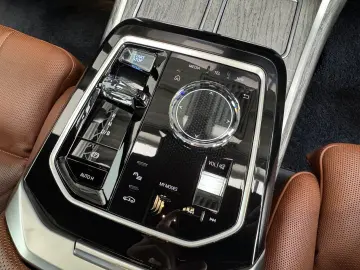 BMW i7 xDriveM70 Executive Lounge B&W