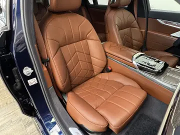 BMW i7 xDriveM70 Executive Lounge B&W