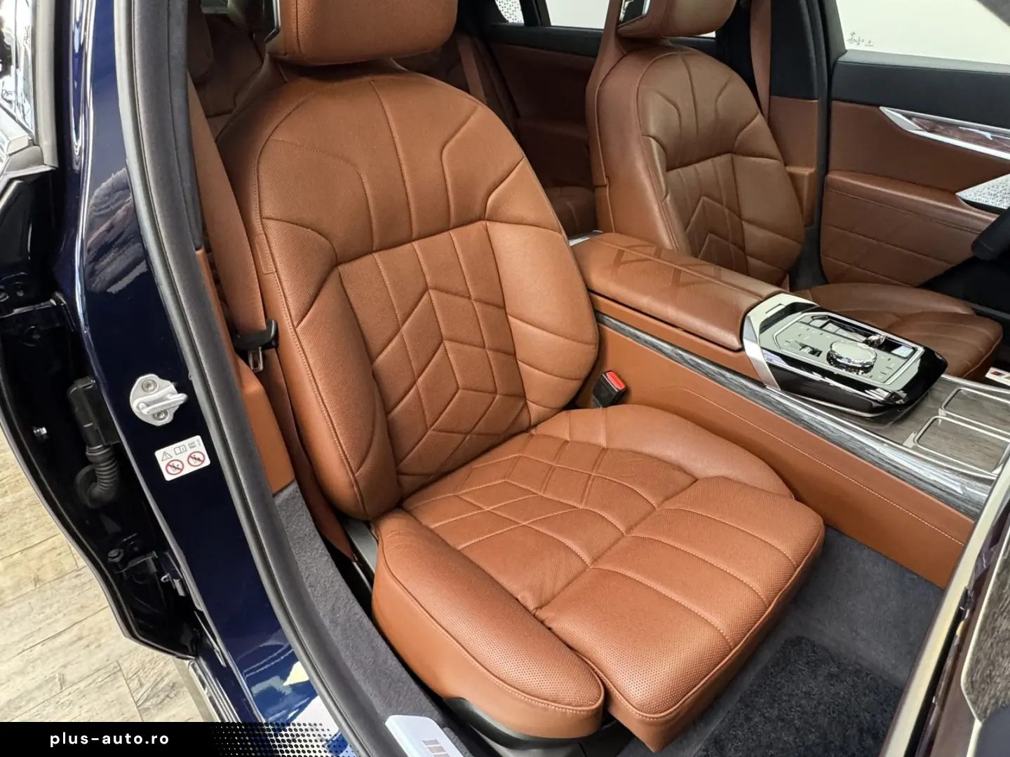 BMW i7 xDriveM70 Executive Lounge B&W