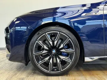 BMW i7 xDriveM70 Executive Lounge B&W