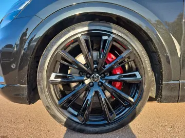 SQ8 TFSI V8 S-SITZE PANO AIR LEDER LM23