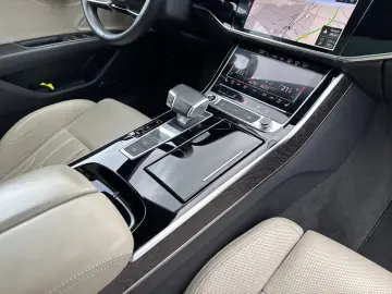 A8 60 TFSI e S line exclusive Pano HuD B&O Assis