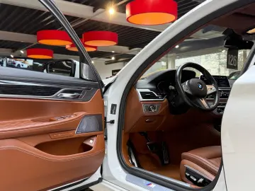 740dL Lang M Sport Lounge Tisch 3xTV B&W