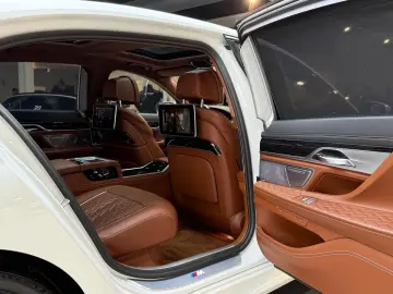 740dL Lang M Sport Lounge Tisch 3xTV B&W