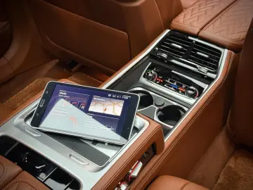 740dL Lang M Sport Lounge Tisch 3xTV B&W