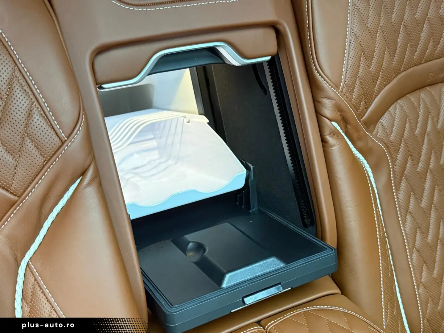 740dL Lang M Sport Lounge Tisch 3xTV B&W