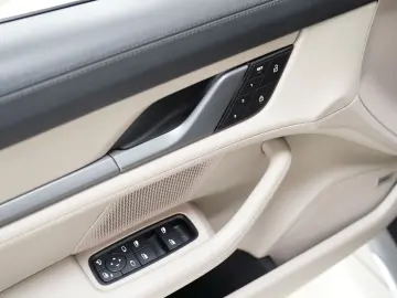 Taycan Cross Turismo 4 Turbo S Aero HUD Pano