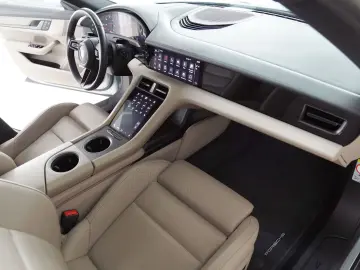 Taycan Cross Turismo 4 Turbo S Aero HUD Pano