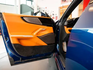 Purosangue Panoramadach Massagesitze LED-Lenkrad