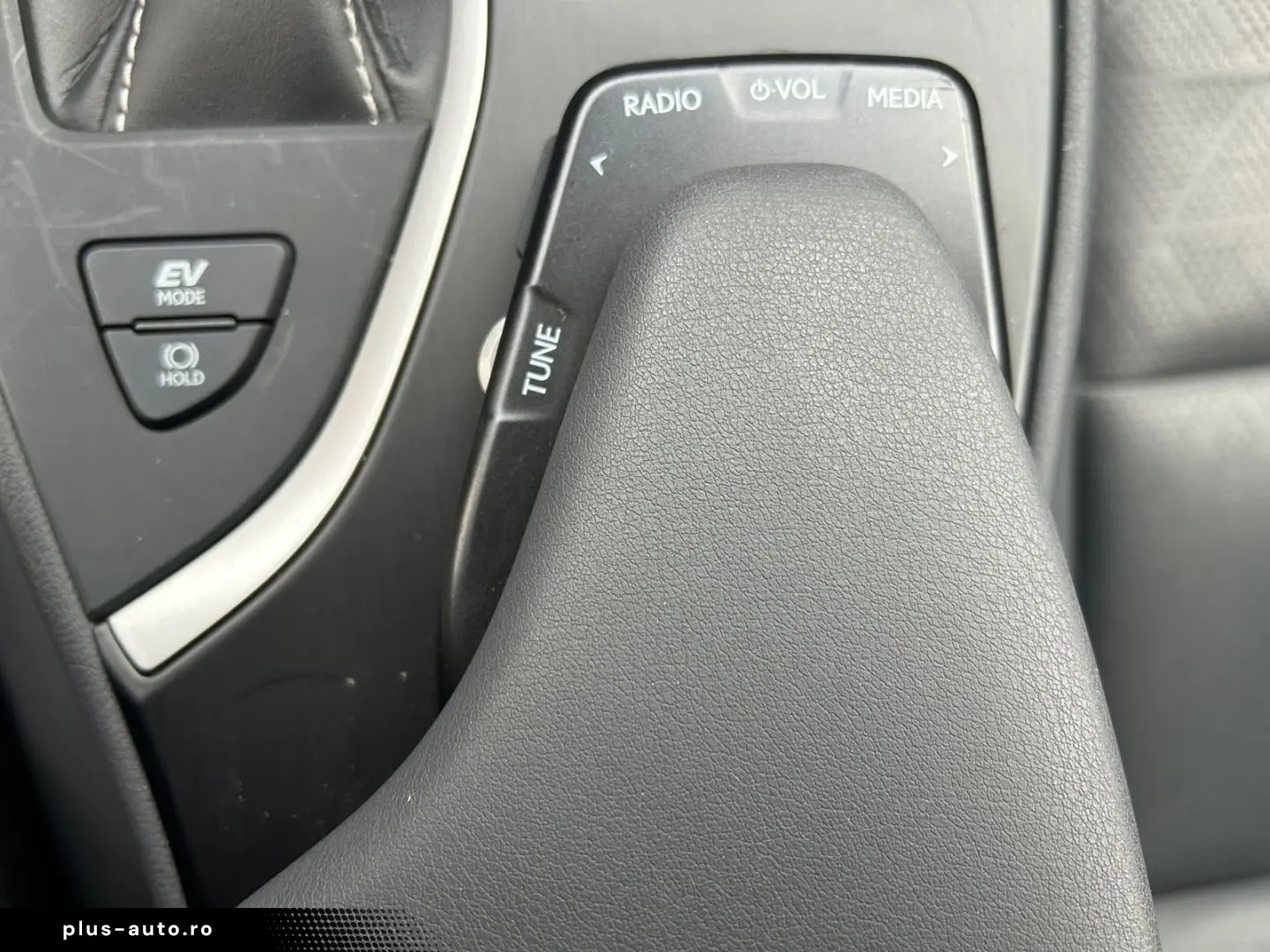 UX 250h (E-FOUR) Luxury Line Matrix 360  SHZ PDC