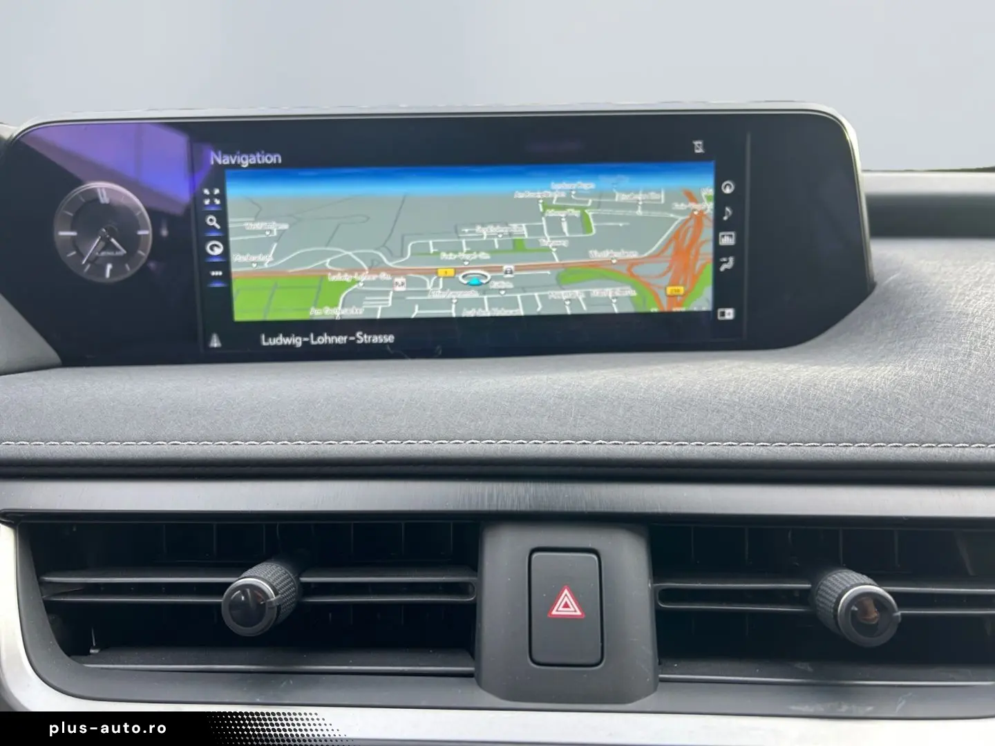 UX 250h (E-FOUR) Luxury Line Matrix 360  SHZ PDC