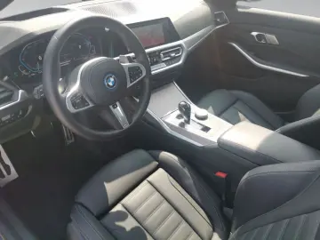 330e xDrive Limousine M SPORT HeadU ParkAs Glasd