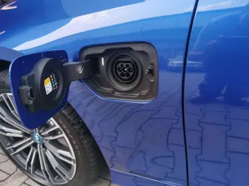 330e xDrive Limousine M SPORT HeadU ParkAs Glasd