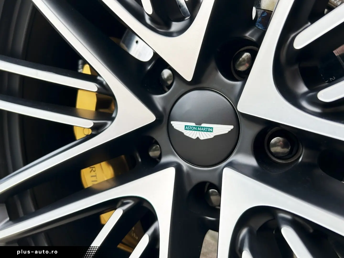 DB12 Volante Carribean Blue Pearl Carbonbremse