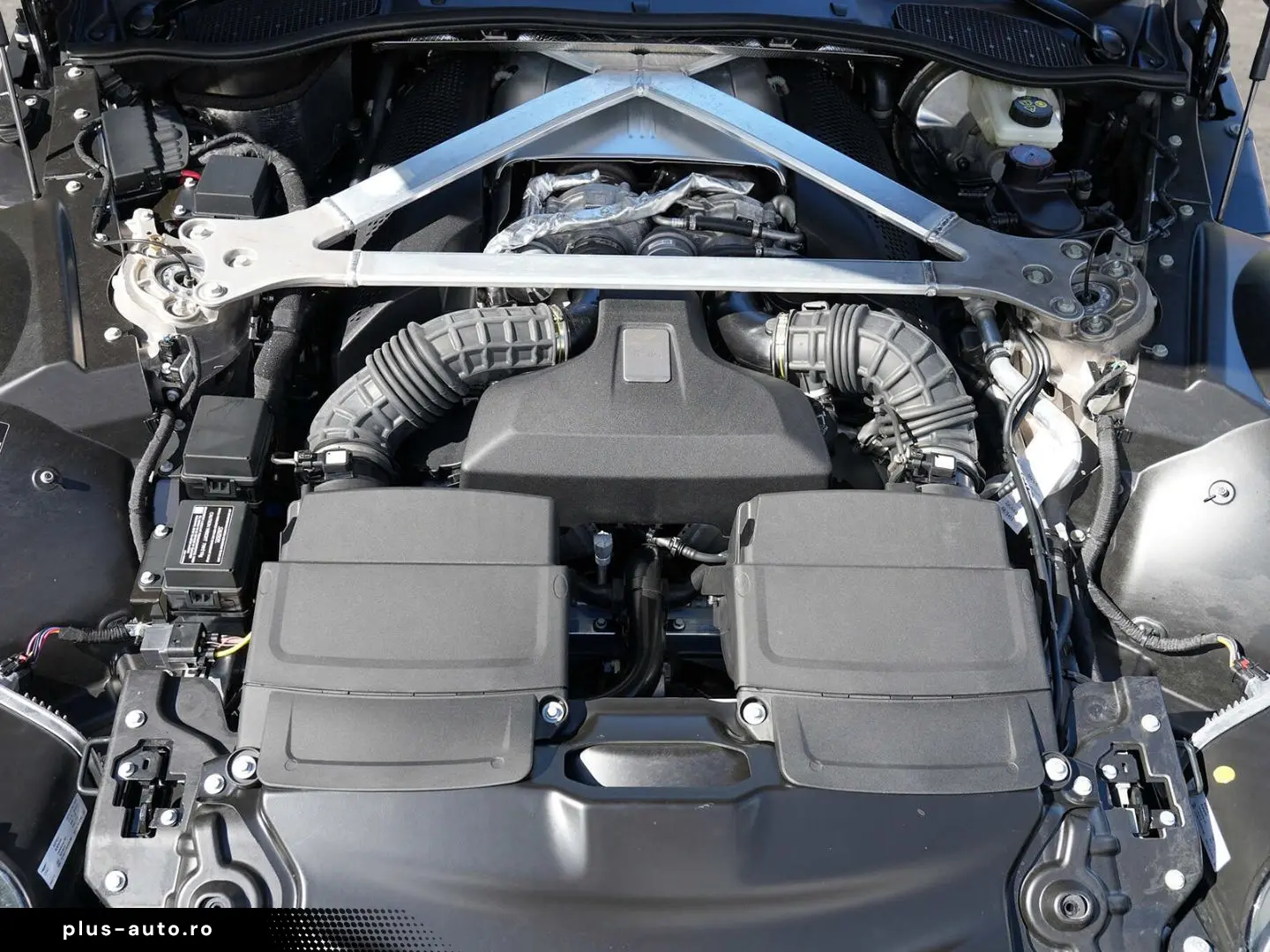 Vantage V8 Onyx Black   Ivory