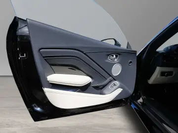 Vantage V8 Onyx Black   Ivory