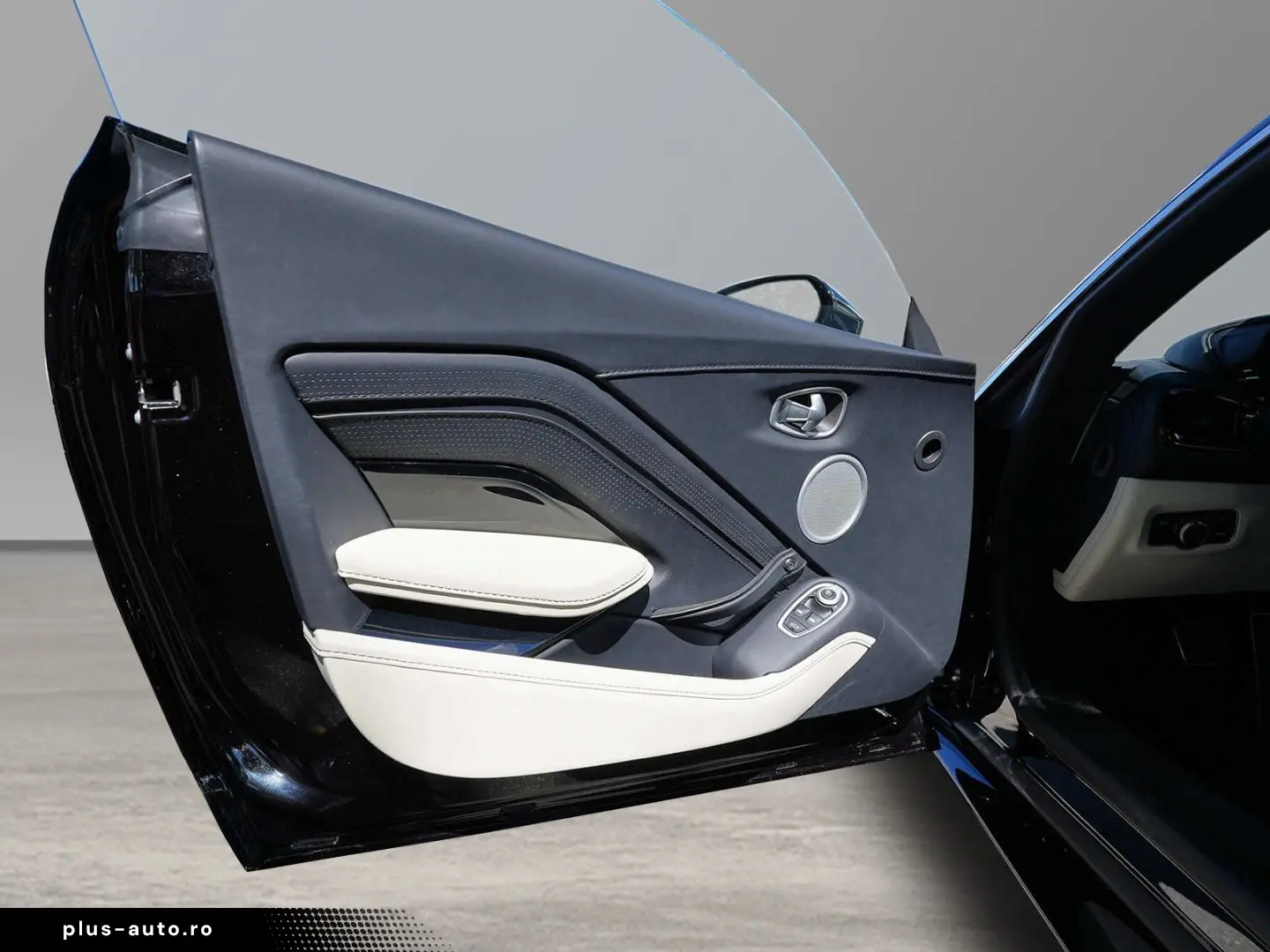 Vantage V8 Onyx Black   Ivory