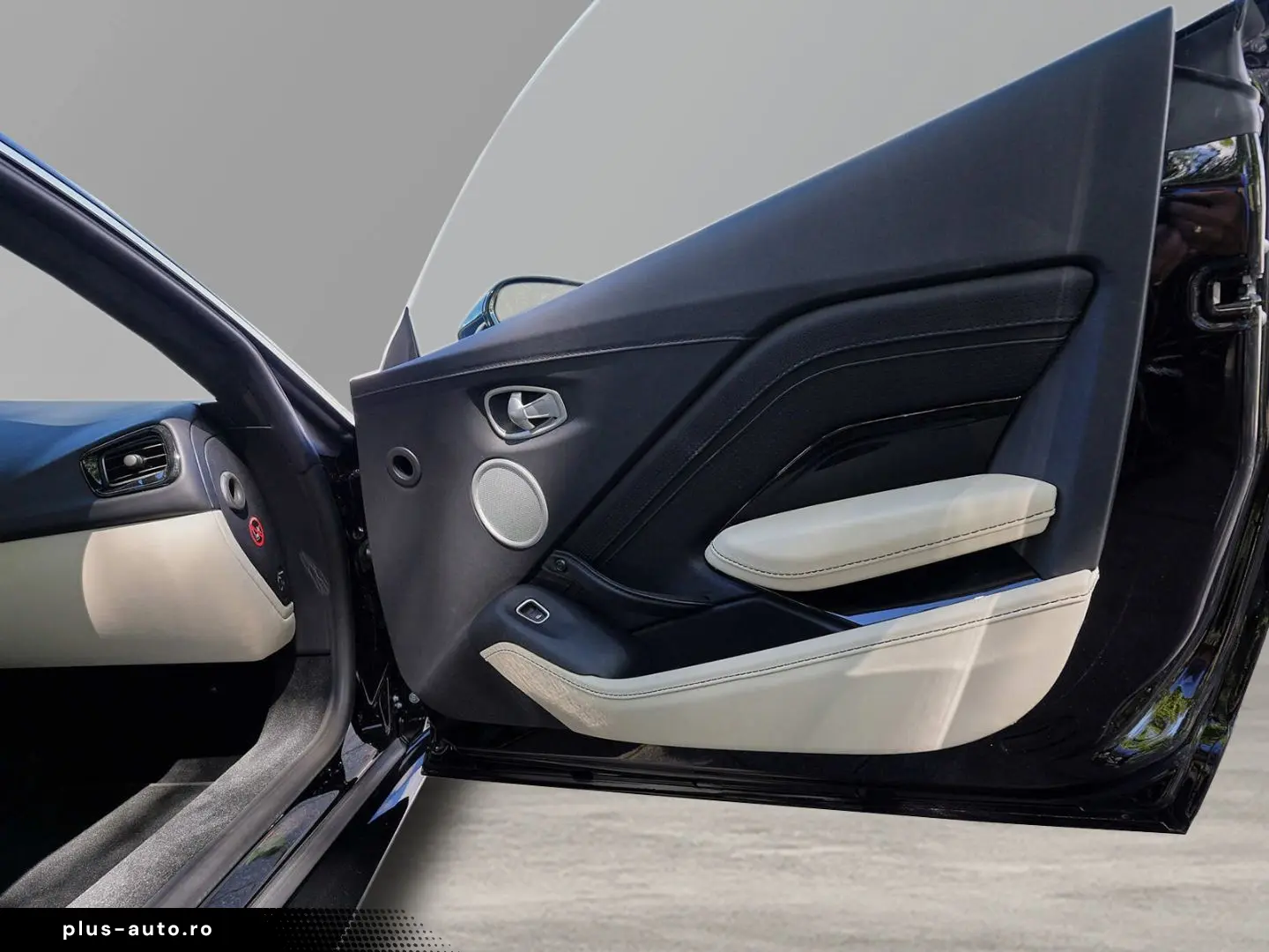 Vantage V8 Onyx Black   Ivory